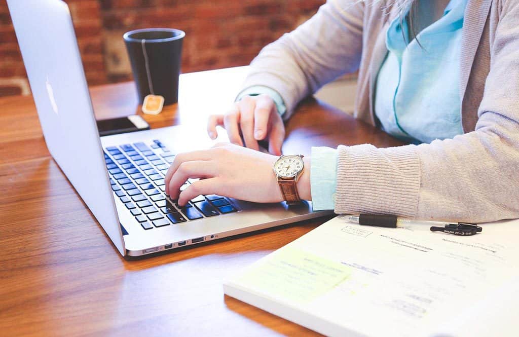 ilustrasi wanita laptop