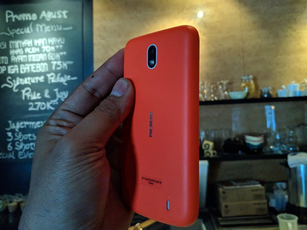 Hands On Nokia 1: Mencoba Smartphone Murah Berbasis Android Oreo (Go Edition) 56 Nokia 1 back hands