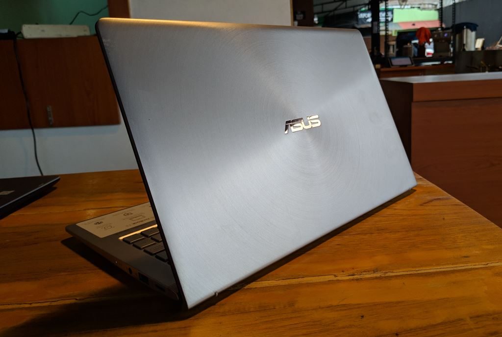 ASUS ZenBook 13 UX333 c