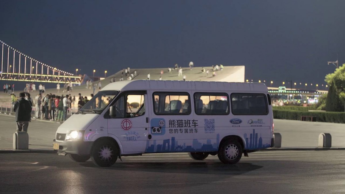 Mandi panda pintar berwarna biru tua