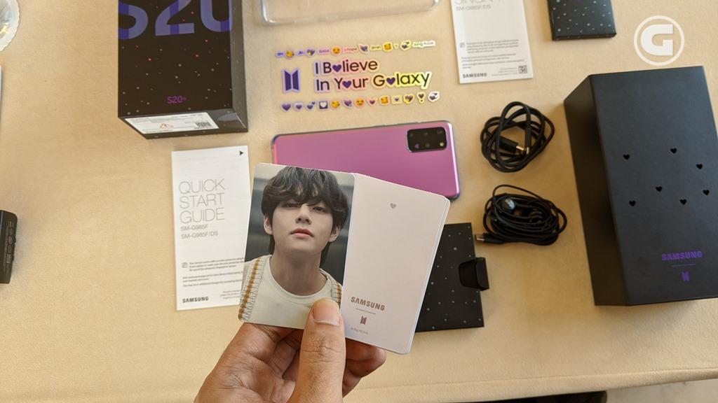 Hands-on: Melihat Isi Kotak Samsung Galaxy S20 Plus Edisi BTS 58 Kartu personil BTS
