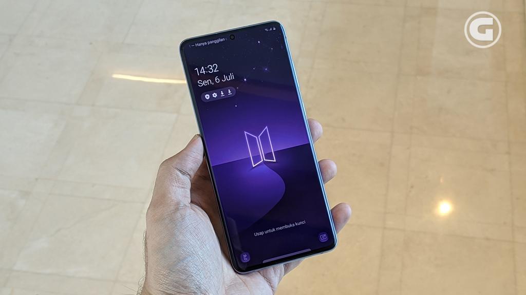 Tampilan lockscreen Galaxy Buds Plus BTS Edition