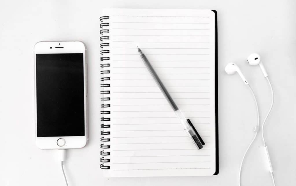 ilustrasi smartphone musik audio pexels-abhilash-sahoo-4337174