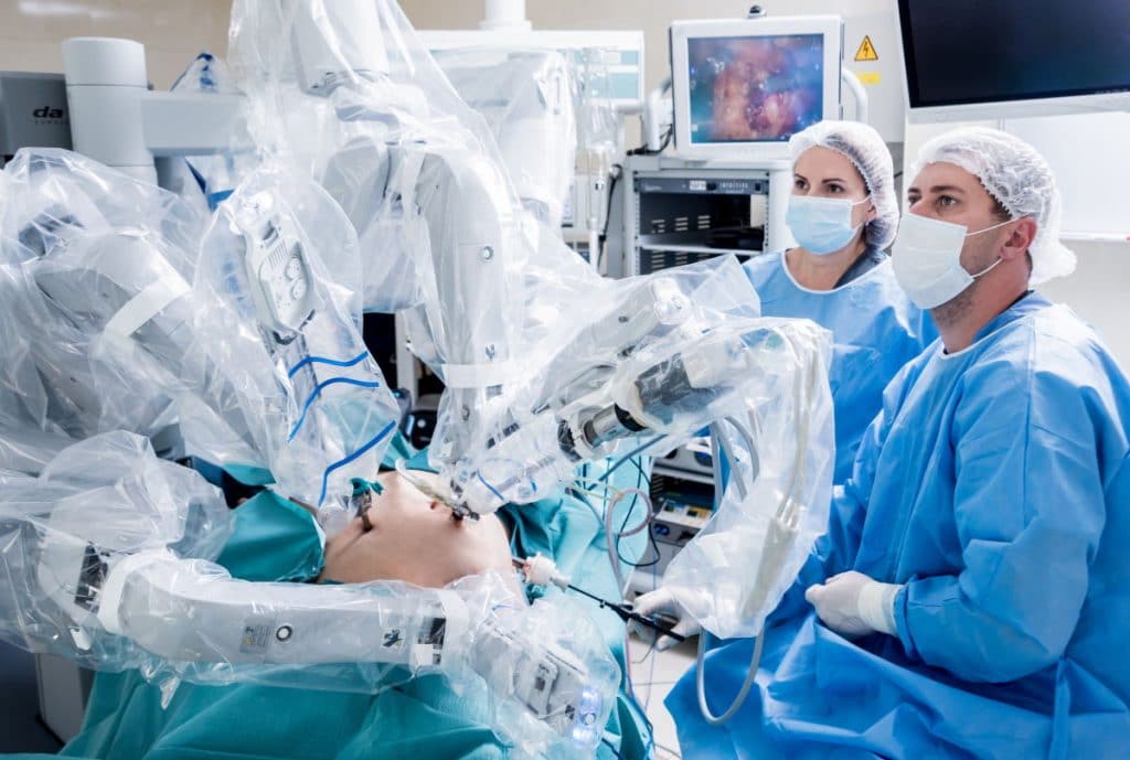 Ilustrasi robot surgery (Foto: 123rf/romanzaiets)