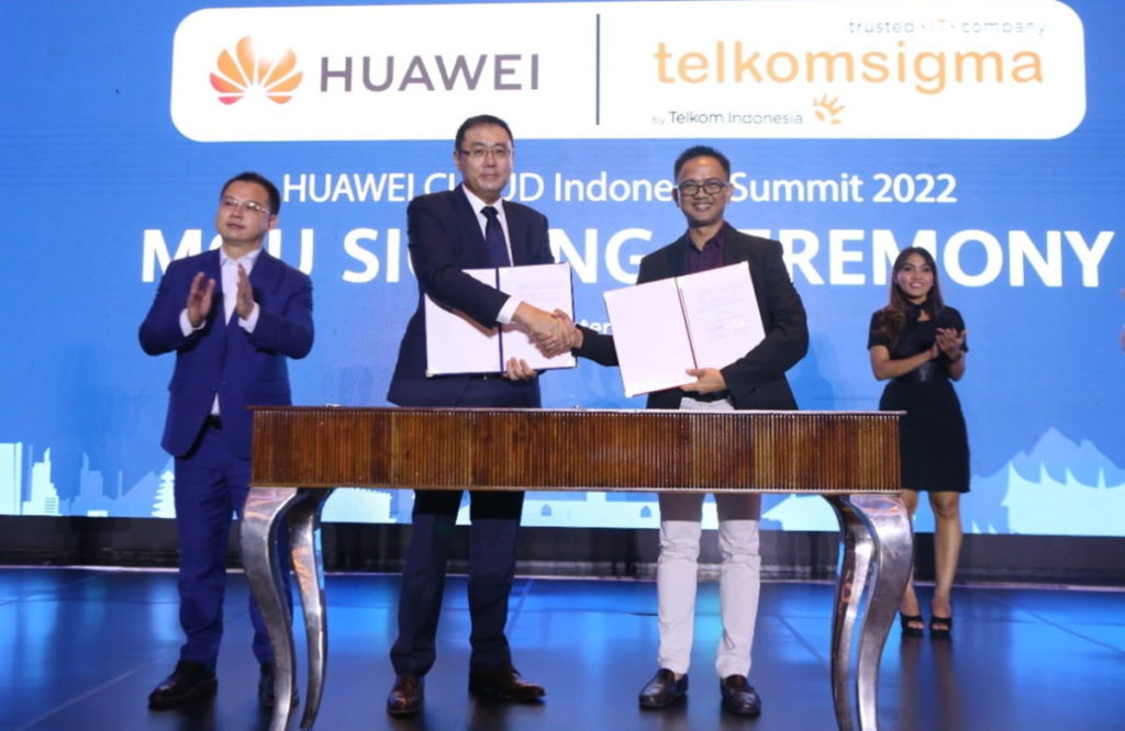 Penandatanganan MoU oleh Huawei dan Telkomsigma