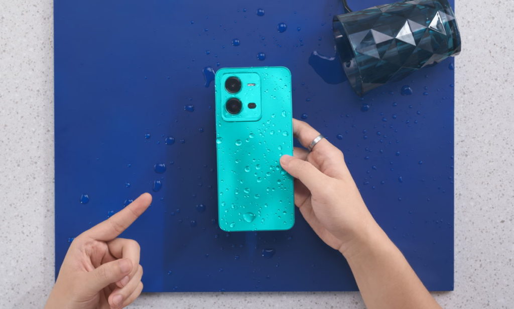 Alasan Smartphone vivo V25 Cocok Buat Traveling 54 vivo V25 watersplash