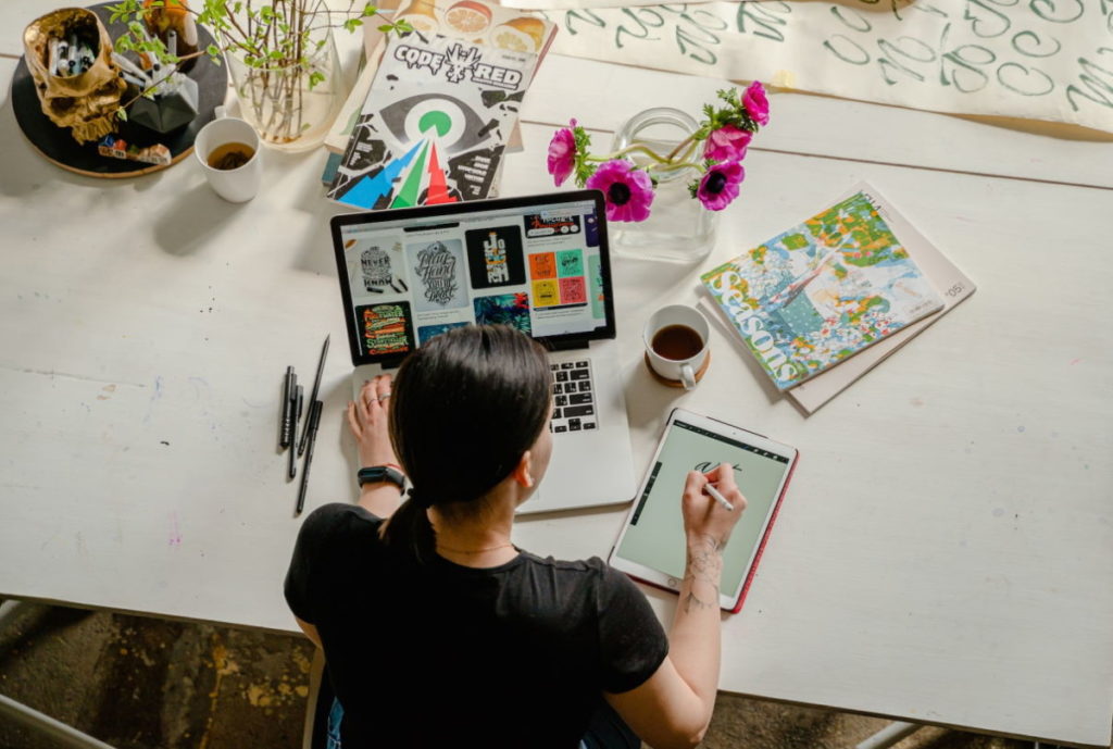 Ilustrasi aplikasi desain grafis online