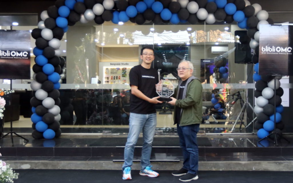 Lo Khing Seng, MX Bisnis Head, Samsung Electronic Indonesia dan Hioe Ankin, Business Director Blibli OMG dalam Pembukaan Samsung Experience Store Malang