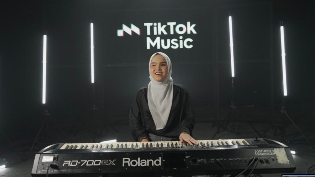 TikTok Music Live Putri Ariani