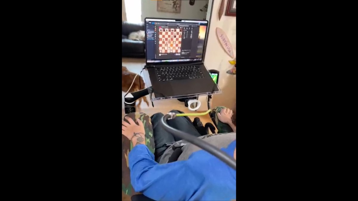 manusia pertama dengan Neuralink mencoba main catur.