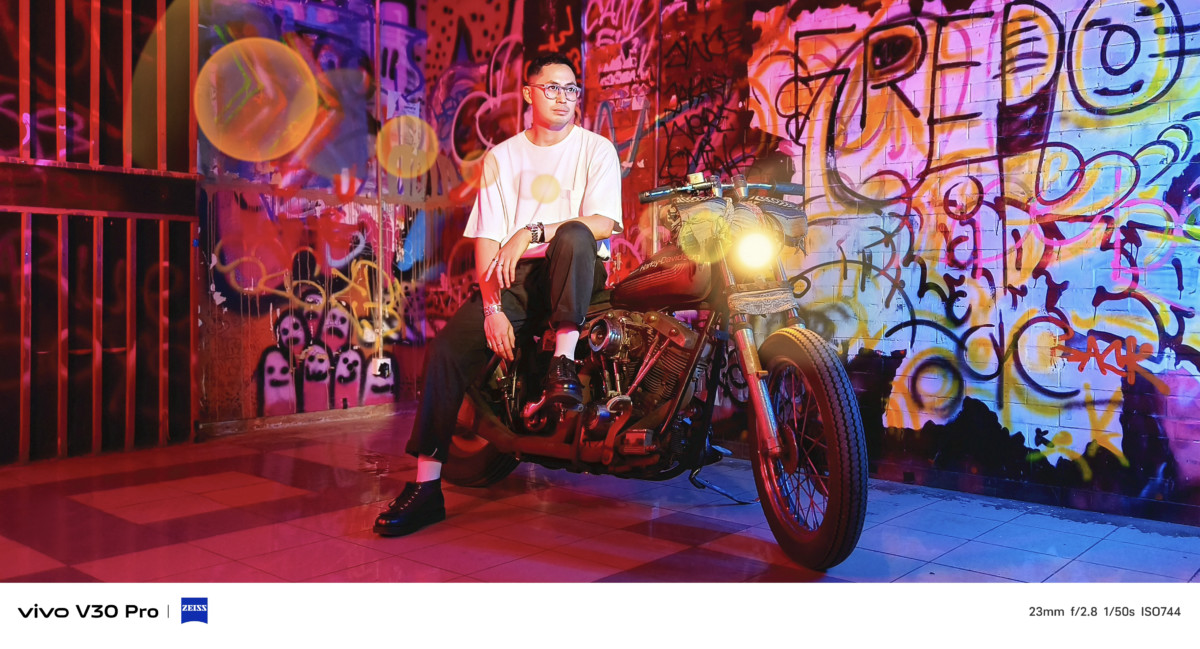 vivo Gelar Ultimate Portraits Exhibition & Workshop Masterclass Bareng 30 Fotografer 53 Rendha Rais - Potret seorang ilustrator dan Founder dari Raut, sebuah organisasi non-profit yang berfokus pada isu kesehatan mental di Indonesia, oleh Rendha Rais dengan vivo V30 Pro