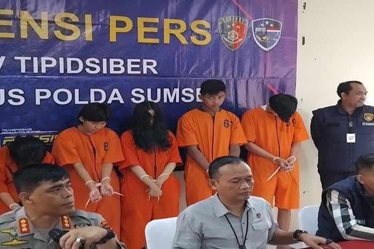 Para pelaku jual beli akun whatsapp yang diamankan Subdit Siber Ditreskrimsus Polda Sumsel (Tribun Sumsel/Rachmad Kurniawan)()