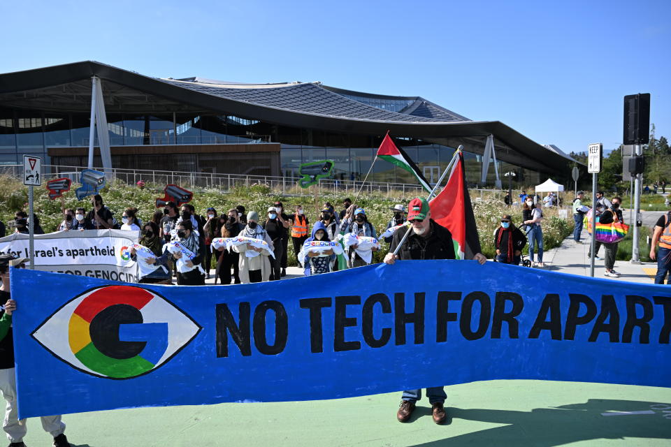 1.100 Pelajar Demo Google, Tolak Proyek Nimbus yang Dukung Militer Israel 52 NOTA buat 1.100 pelajar dan pekerja berjanji tak bekerja di Google dan Amazon terkait proyek Nimbus.