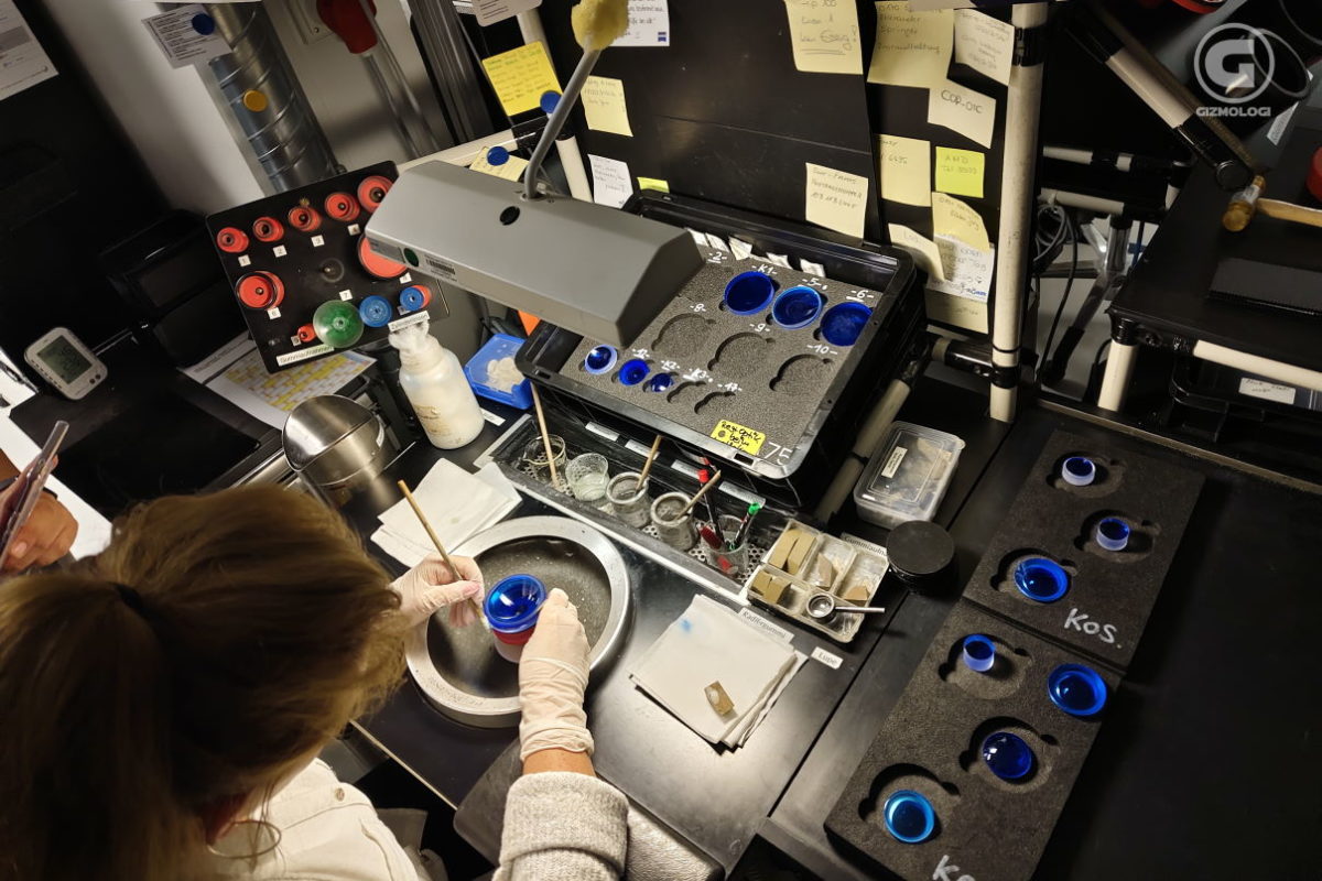 suasana di line produksi lensa zeiss