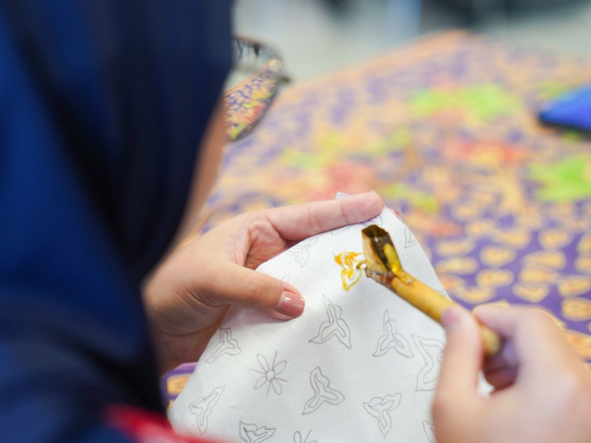 Penjual Batik ini Tembus Pasar Dunia Berkat Program Ekspor Shopee 54 Hari batik nasional