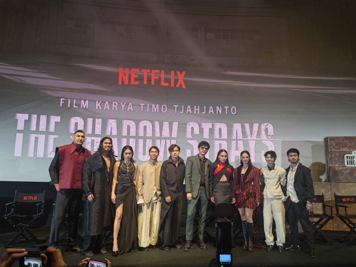 Timo Tjahjanto bersama cast film The Shadow Strays