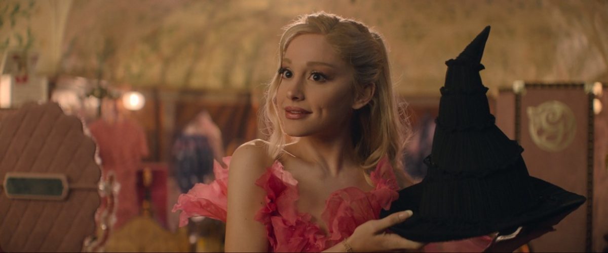 Ariana Grande memerankan Glinda di film Wicked