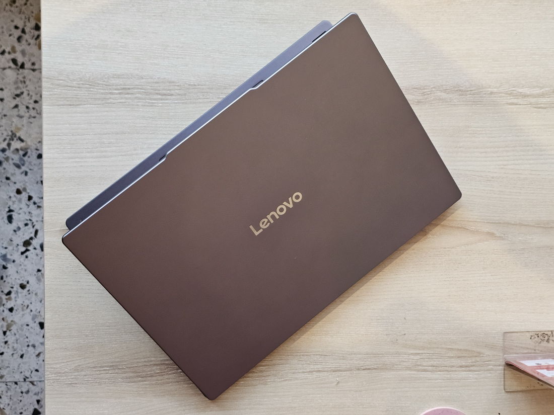 Lenovo Yoga Slim 7i Aura Edition body ok