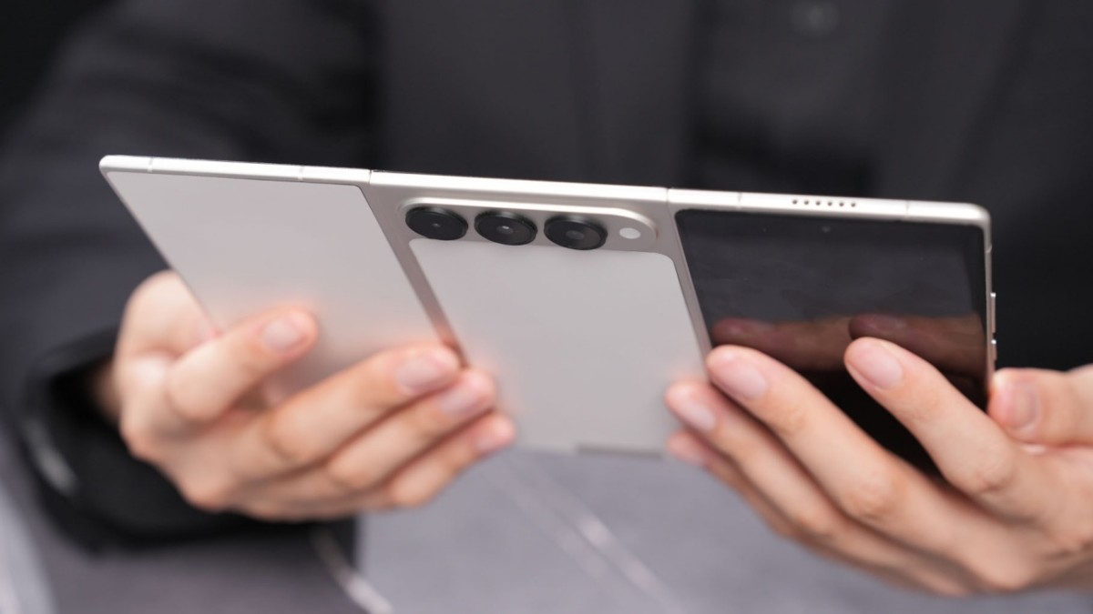 Smartphone Lipat Tiga TECNO Phantom Ultimate G Fold